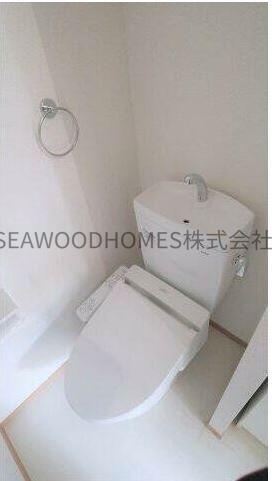 トイレ　ほっと落ち着ける、白基調のクリーンな空間。