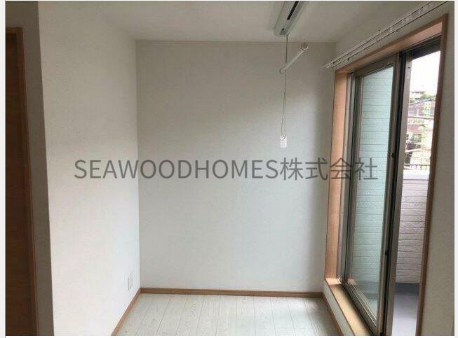 居室・リビング　どんなインテリアも映える落ち着いたフローリング。