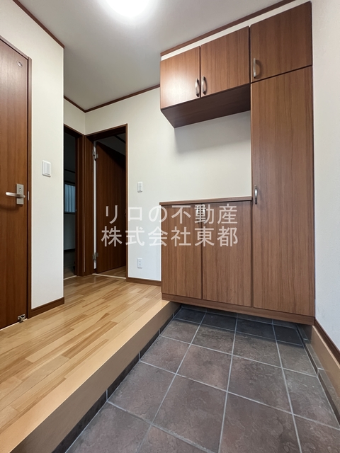 玄関　玄関には下駄箱があるのでスッキリとした空間を保てます