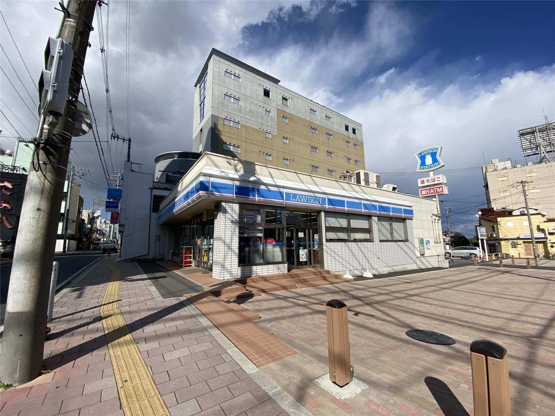 コンビニ　ローソン八戸長横町ゆりの木通店（コンビニ）まで195m