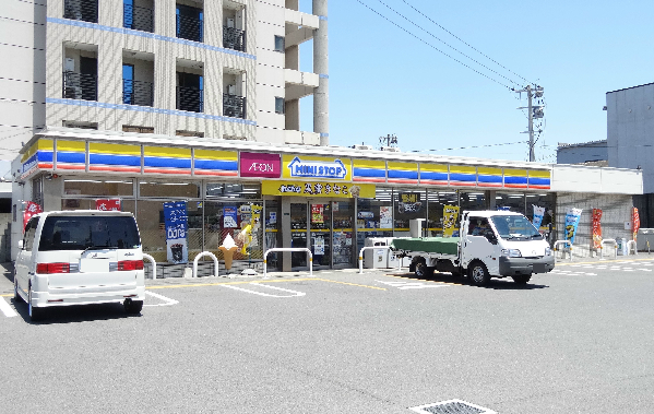 コンビニ　ミニストップ八幡穴生店（コンビニ）まで486m