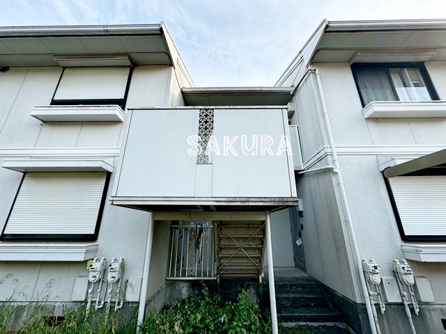 エントランス　重厚感のある建物デザイン♪