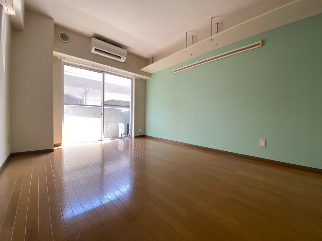 居室・リビング　２面採光の明るいお部屋です。