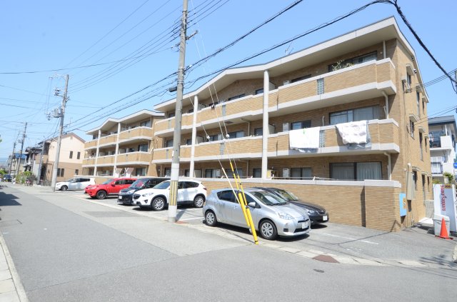 建物外観　敷地内に駐車場あります♪