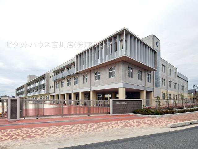 小学校　吉川市立美南小学校（小学校）まで292m