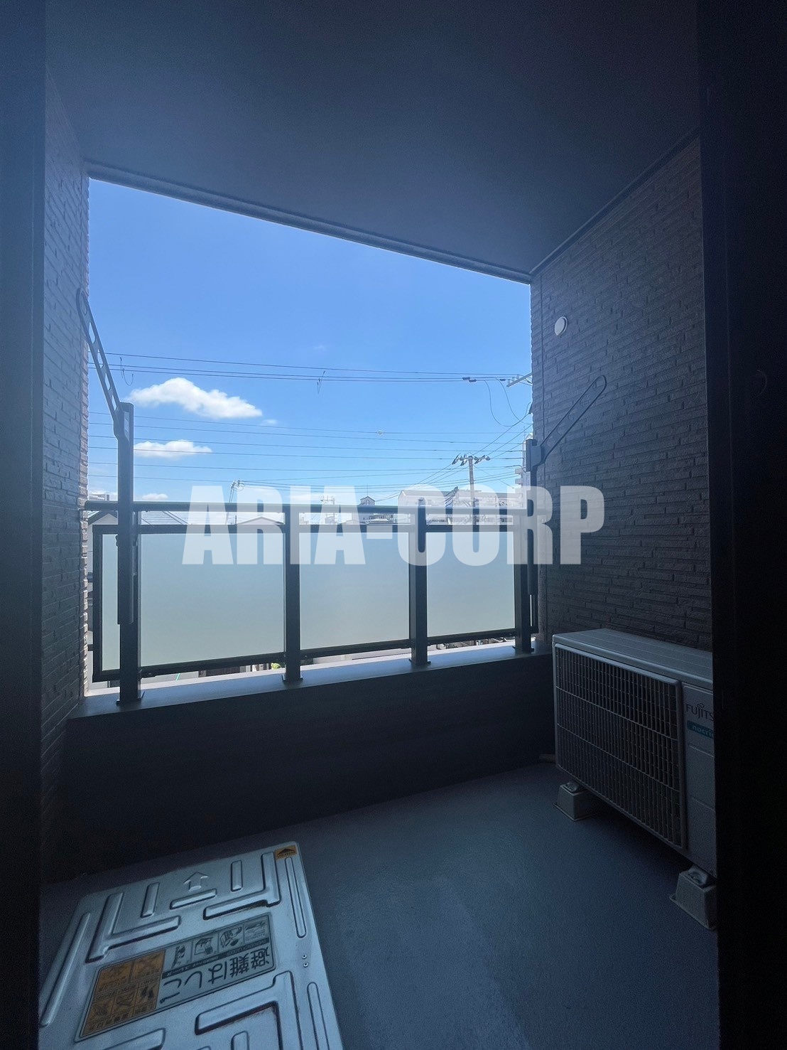 バルコニー　浴室乾燥・室内物干し・バルコニーの3か所で洗濯干し可能です！