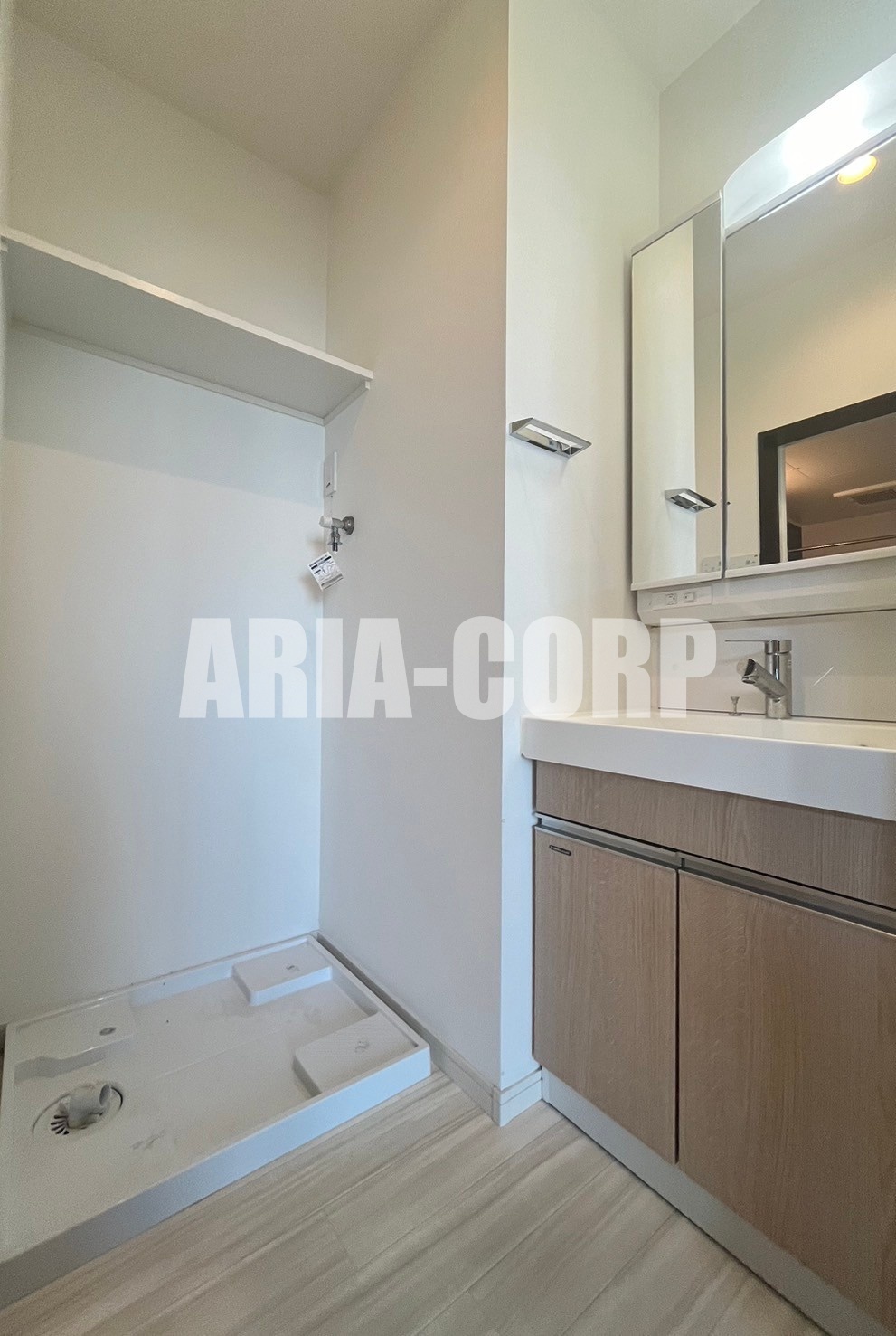 洗面設備　シャンプードレッサー付洗面所と広々とした脱衣所◎