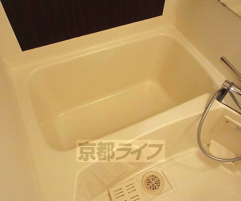 バス・シャワールーム　ゆったり広いお風呂です。