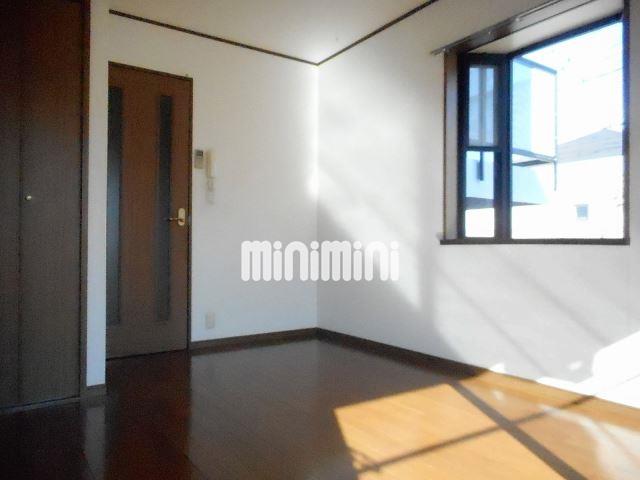 居室・リビング　角部屋なので出窓があります。