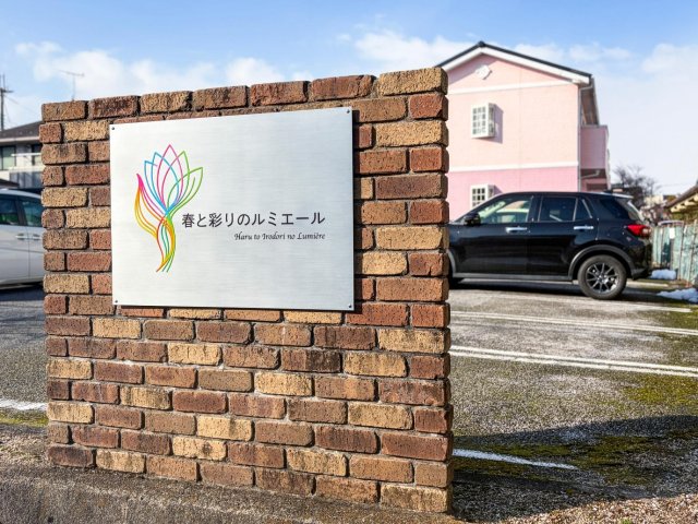 エントランス　SUVも余裕で駐車可能。広くて停めやすい敷地内駐車場。