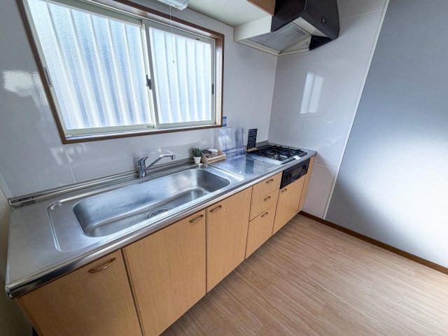 キッチン　料理好きも満足。まな板も余裕で置ける2.4m×3口コンロ。