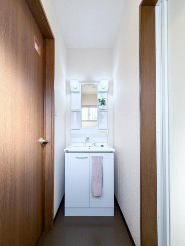 洗面設備　嬉しい脱衣所完備。来客時も安心の独立洗面台スペース。