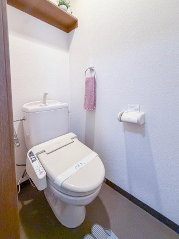 トイレ　ペーパーも置ける上部棚が便利。清潔な温水洗浄便座付きトイレ。