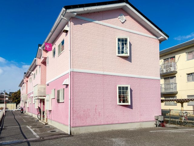 建物外観　ゆとりの敷地内駐車場。買い物・ICが車で快適な距離感。