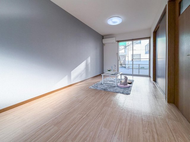 居室・リビング　大型ソファも余裕で配置。レイアウト自由な広々空間。