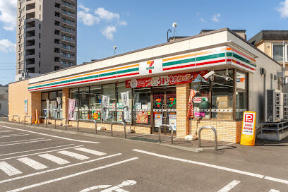 コンビニ　セブンイレブン札幌北9条二十四軒通店（コンビニ）まで498m
