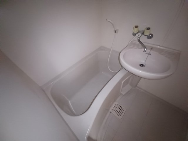 バス・シャワールーム　コンパクトで使いやすいお風呂です