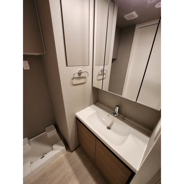 洗面設備　ゆったりとスペースのある洗面所