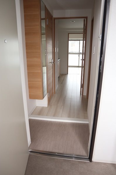 玄関　玄関収納には姿見が付いてます