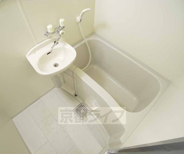 バス・シャワールーム　洗面台が付いてるので一緒に歯磨きもできちゃいます。