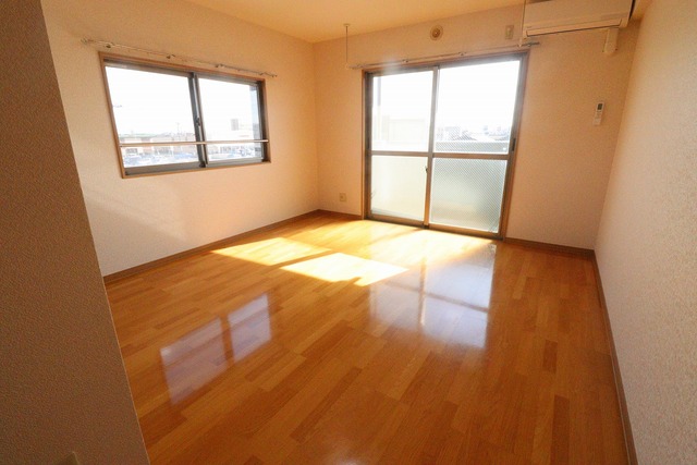 居室・リビング　別部屋写真となります