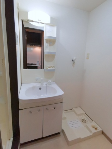 洗面設備　シャンドレ付き洗面化粧台と室内洗濯機置き場