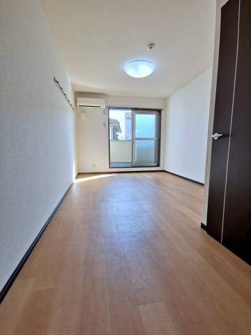 居室・リビング　出窓付き2面彩光で明るいお部屋