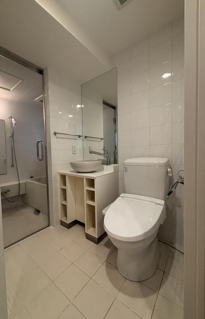 トイレ　落ち着いた色調のトイレです