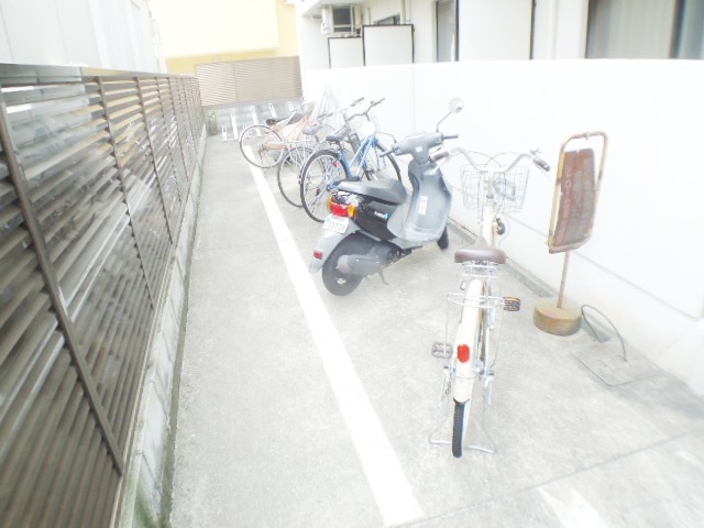 その他共有部分　敷地内には駐輪場も完備