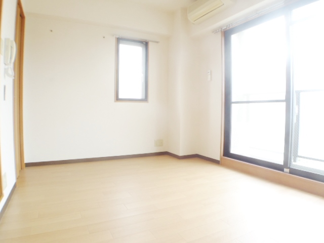 居室・リビング　2面採光の明るいお部屋です