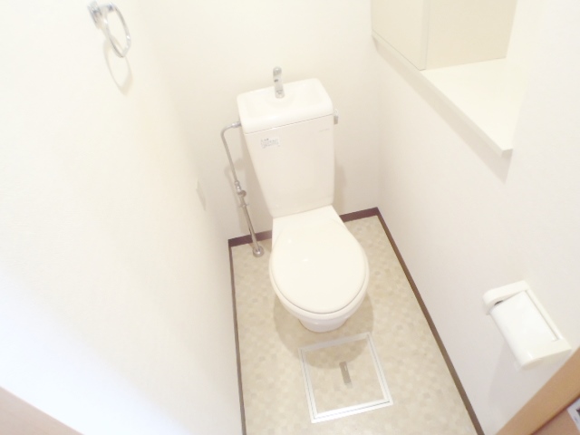 トイレ　棚付き、ウォシュレットの設置が出来る綺麗なトイレ