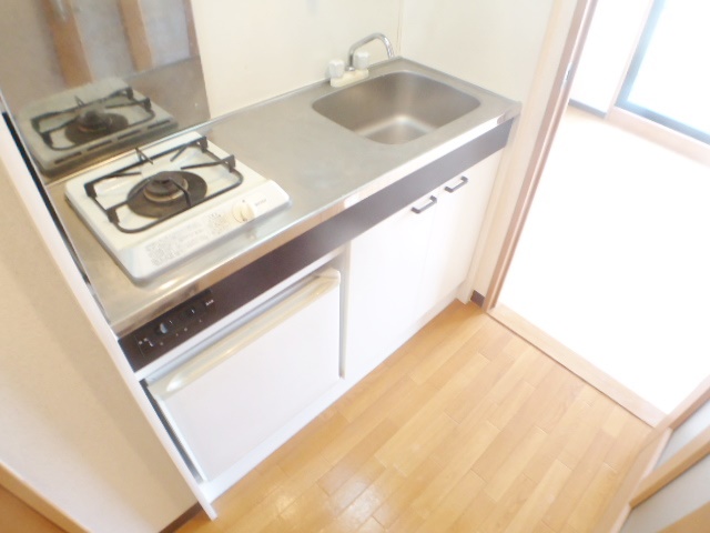 キッチン　調理スペースの広いガスキッチンで自炊も出来ます