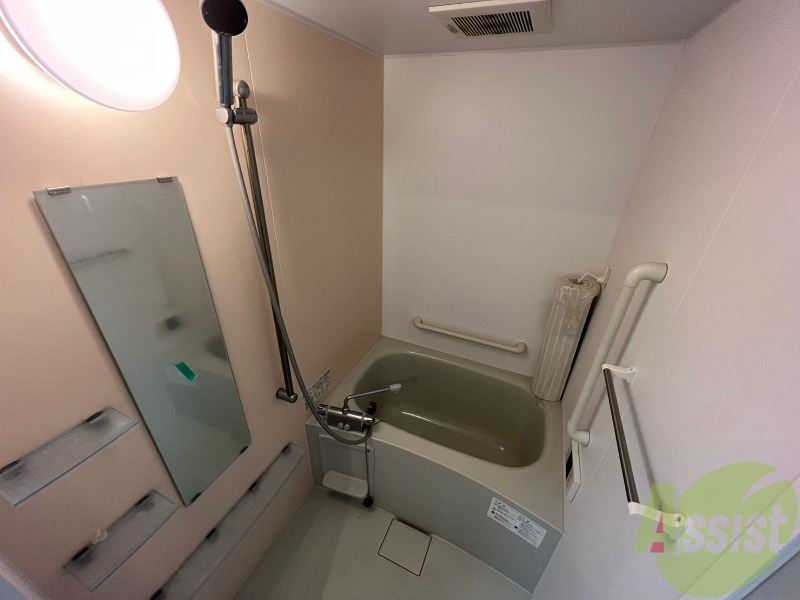 バス・シャワールーム　清潔感のある浴室ですね。機能性も使い勝手も良さそうです。