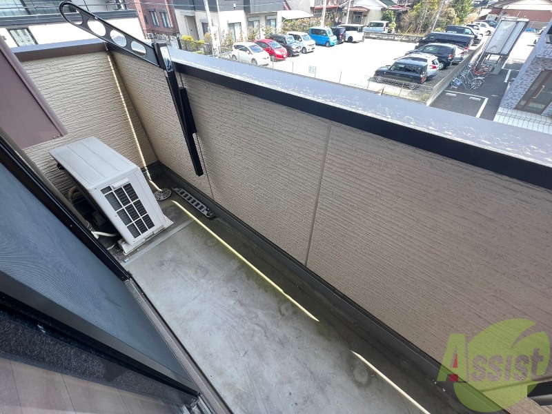 バルコニー　バルコニースペースも広く、洗濯物も問題なく干せそうですね。