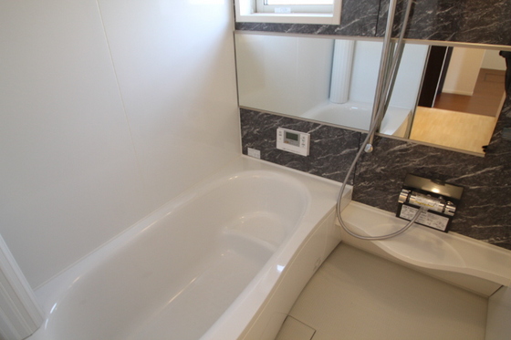 バス・シャワールーム　※別部屋の写真です