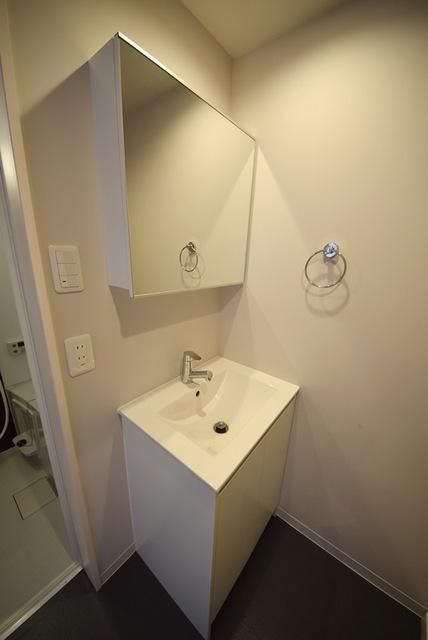 洗面設備　お洒落な洗面台です