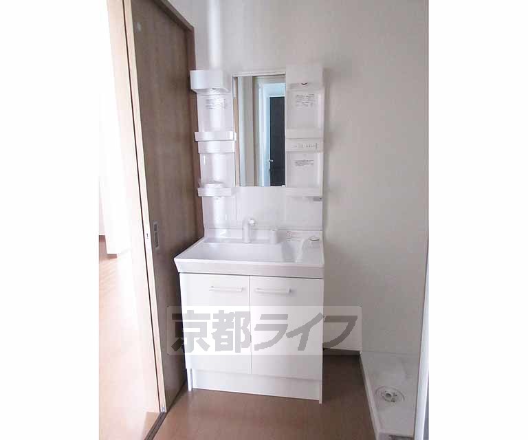 洗面設備　収納たっぷりの独立洗面台です