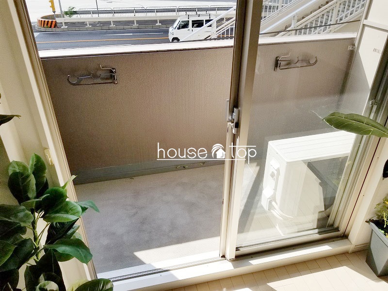 バルコニー　日当たりの良いバルコニーは洗濯物を干すには最適ですよ♪