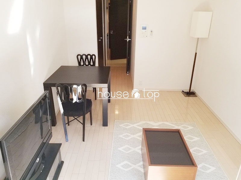 居室・リビング　オシャレなデザインクロス！白を基調とした明るいフローリング♪