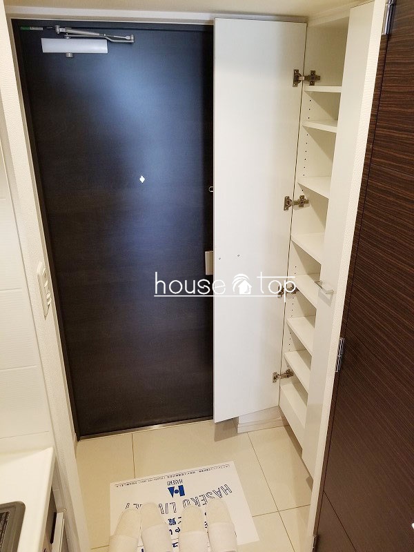 玄関　天井高まであるシューズボックス完備！ブーツも収納出来ます