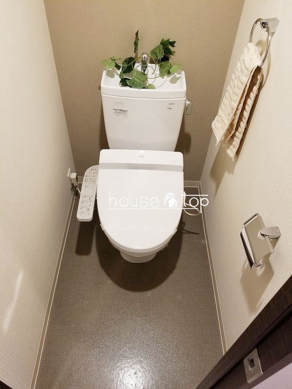 トイレ　ウォシュレット付き！壁紙もオシャレなデザインクロス♪