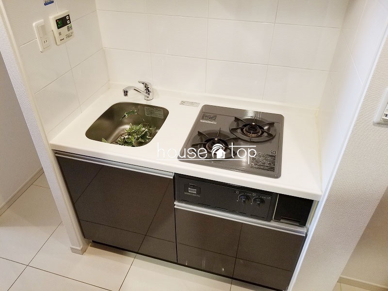 キッチン　2口コンロ付システムキッチン！調理スペースも広いですよ♪