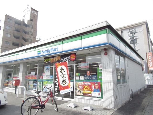 コンビニ　ファミリーマート（コンビニ）まで330m