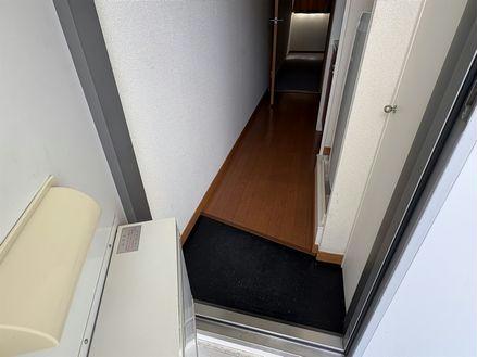 玄関　実際のお部屋と異なる場合がございます。