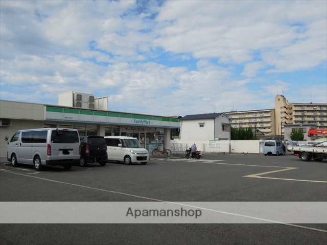 コンビニ　ファミリーマート（コンビニ）まで752m