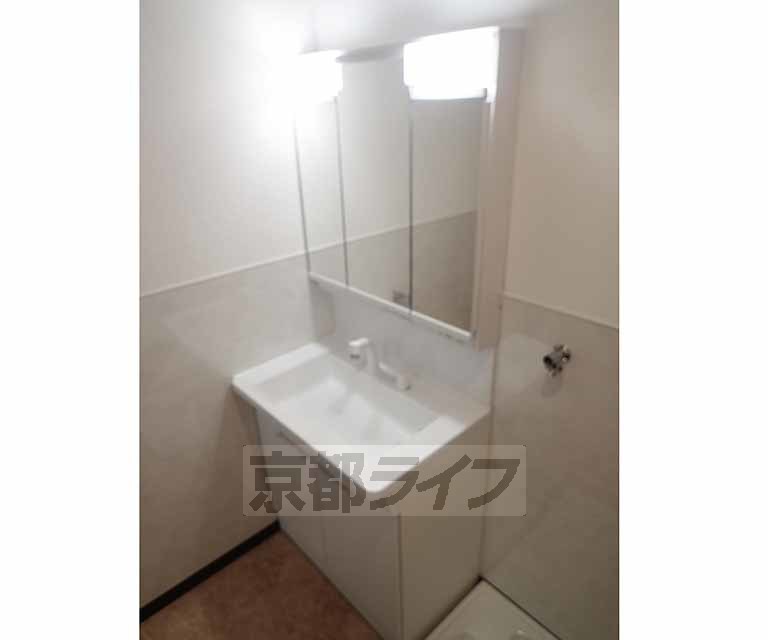 洗面設備　シャンプードレッサーの三面鏡です。