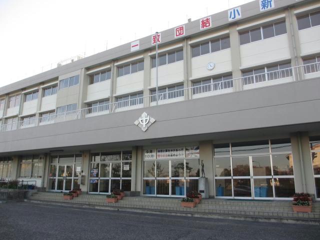 中学校　小新中学校（中学校）まで3000m