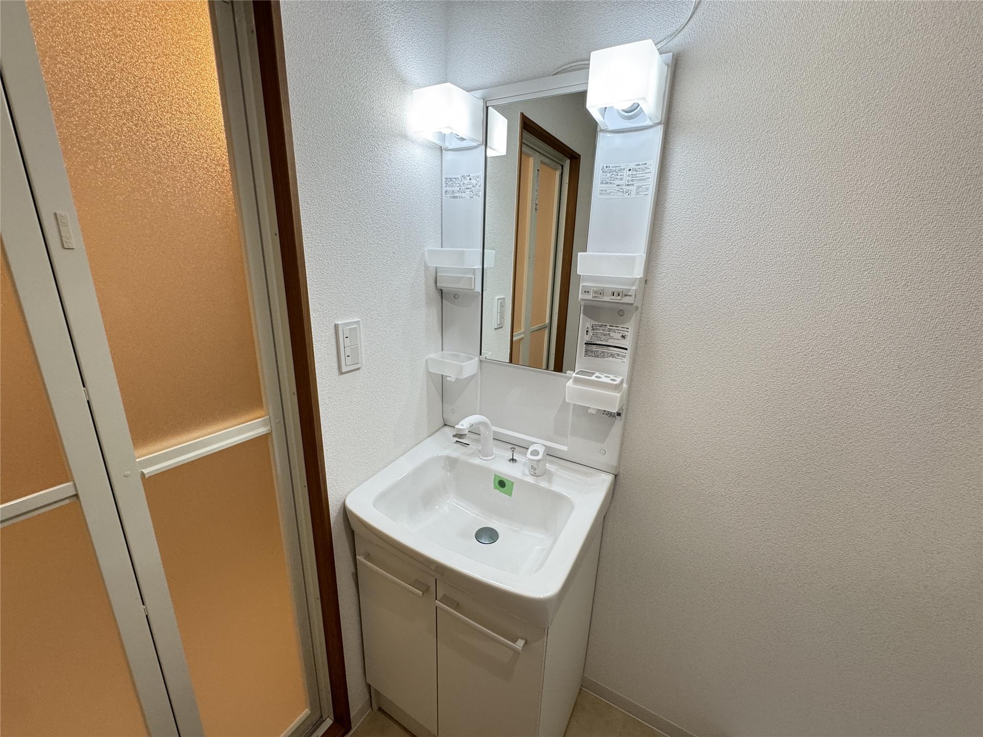 洗面設備　シャワー付きの洗面化粧台で朝の身支度もバッチリ☆