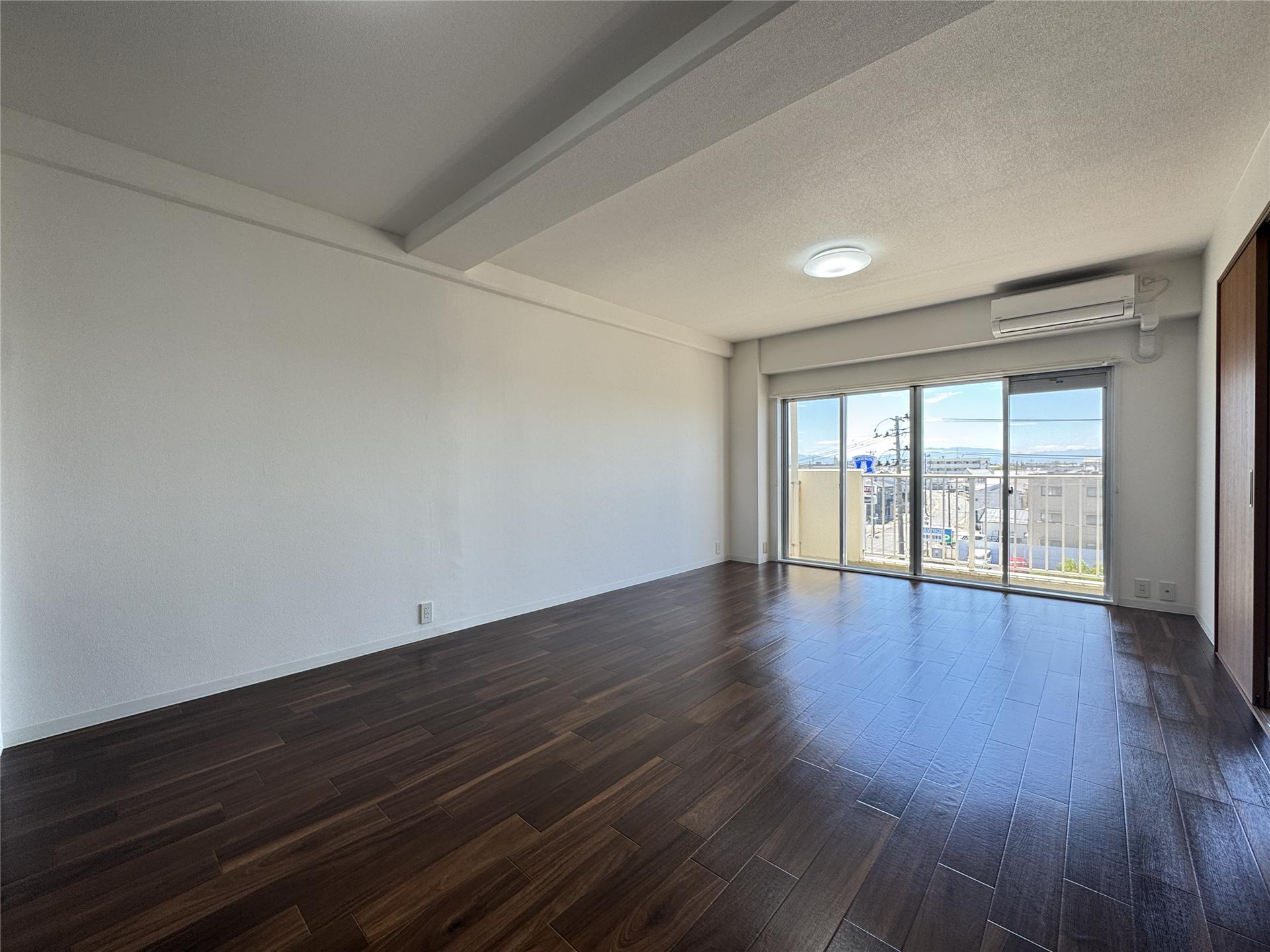 居室・リビング　大きな窓から明るい陽ざしがはいります。