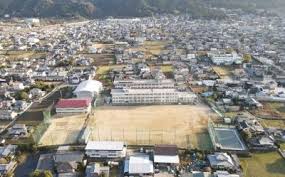 中学校　新居浜市立角野中学校（中学校）まで1111m